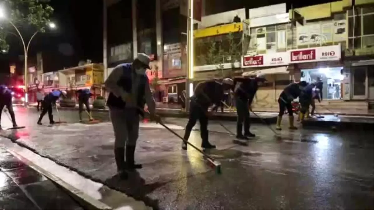 Cizre\'de cadde ve sokaklar Kürtçe şarkılar eşliğinde temizleniyor