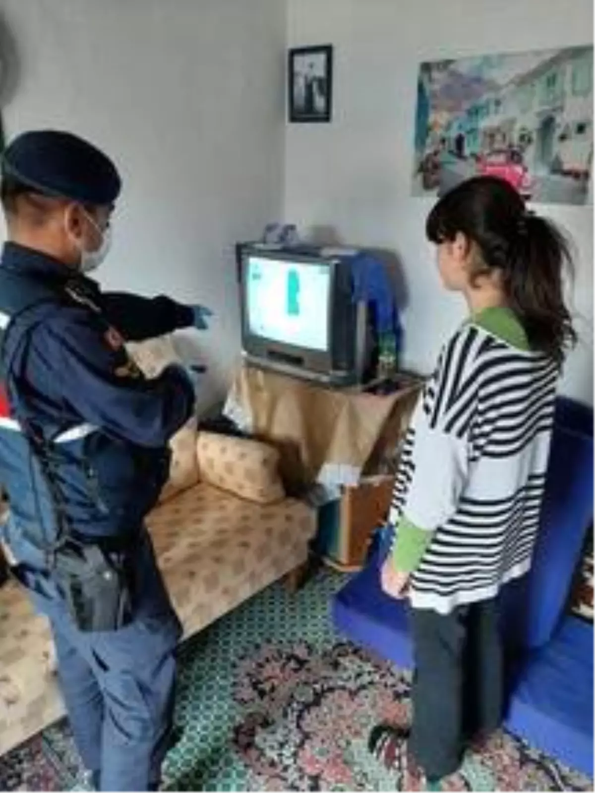 EBA TV\'yi izleyemeyen öğrenciye jandarmadan sürpriz