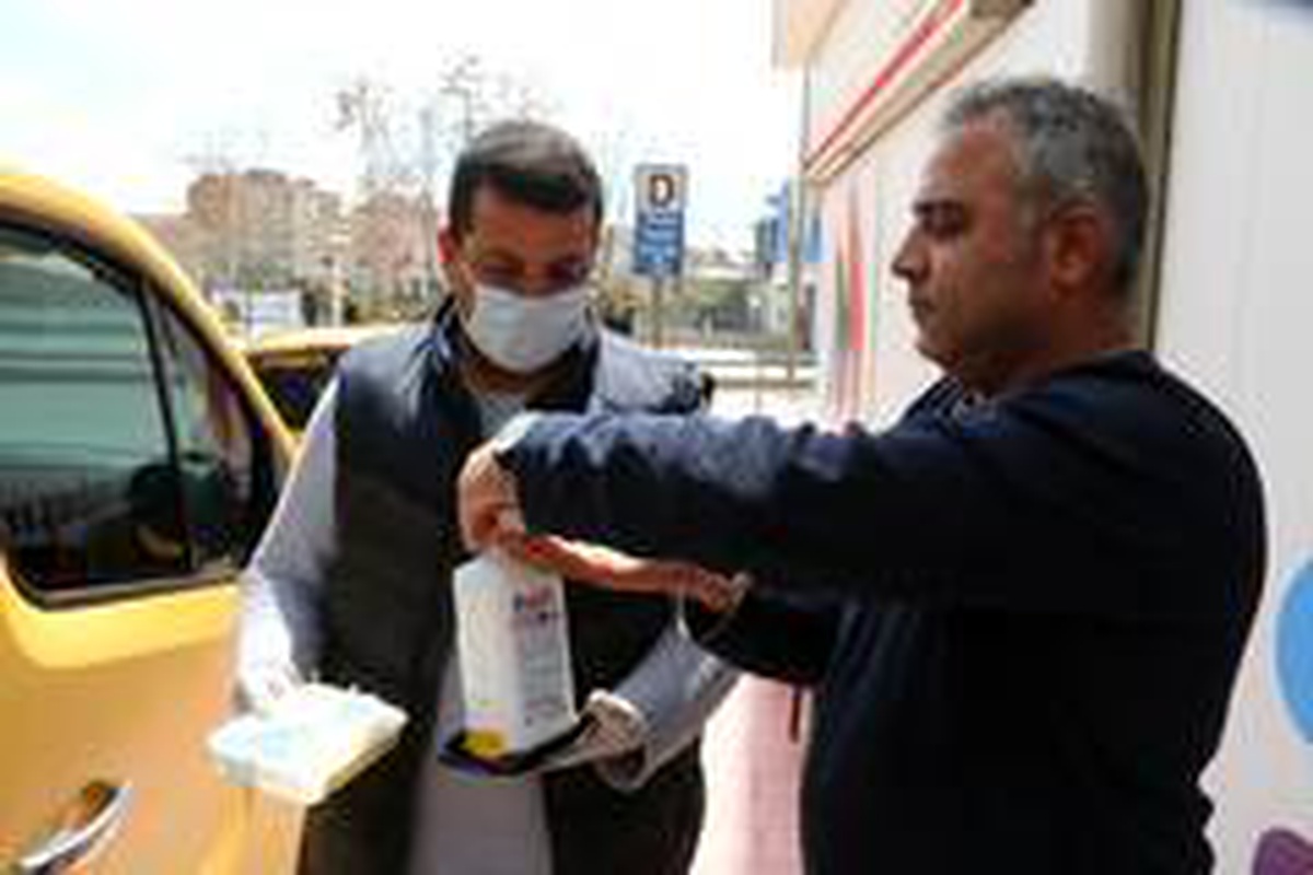 Elazığ\'da taksici önlemini ücretsiz maske ve eldivenle aldı