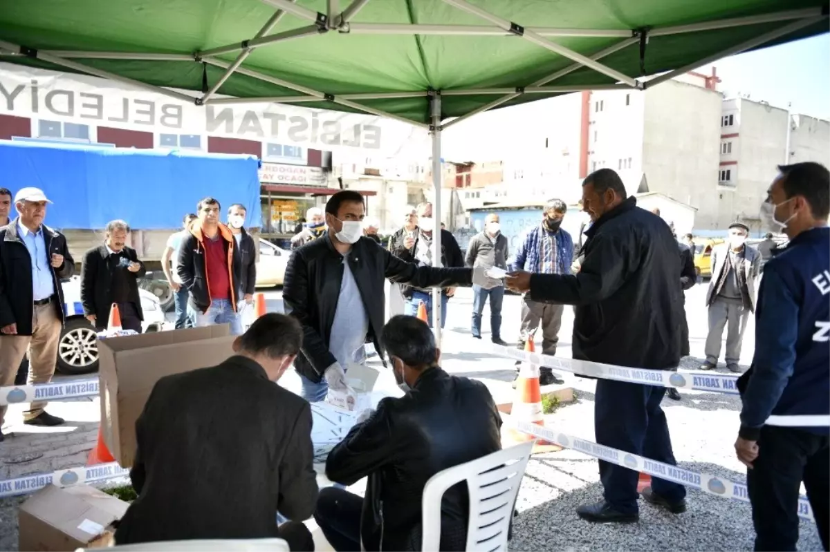 Elbistan Belediyesinden vatandaşlara ücretsiz maske