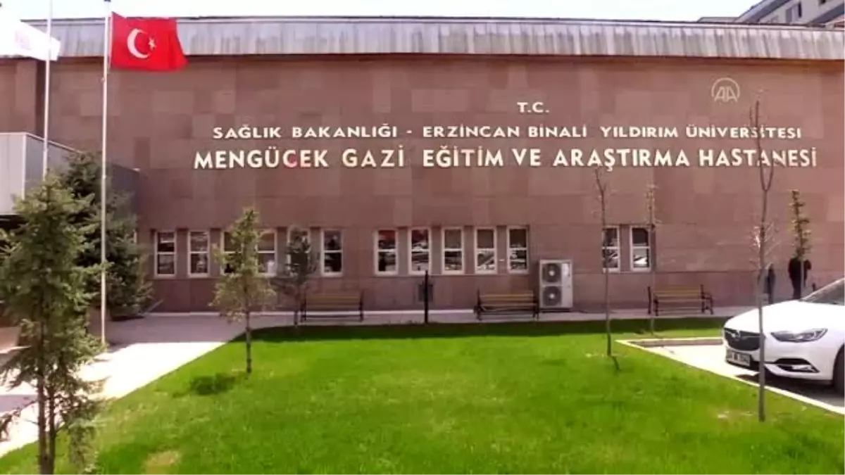 Esnaftan Kovid-19 ile mücadele eden sağlık personeline bin karanfille teşekkür