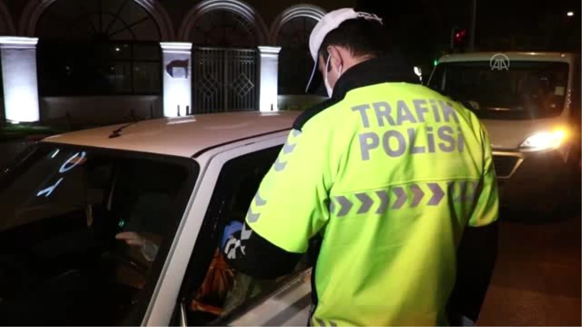 İzmir\'de yasağın sona ermesinin ardından polis ekipleri vatandaşları uyardı