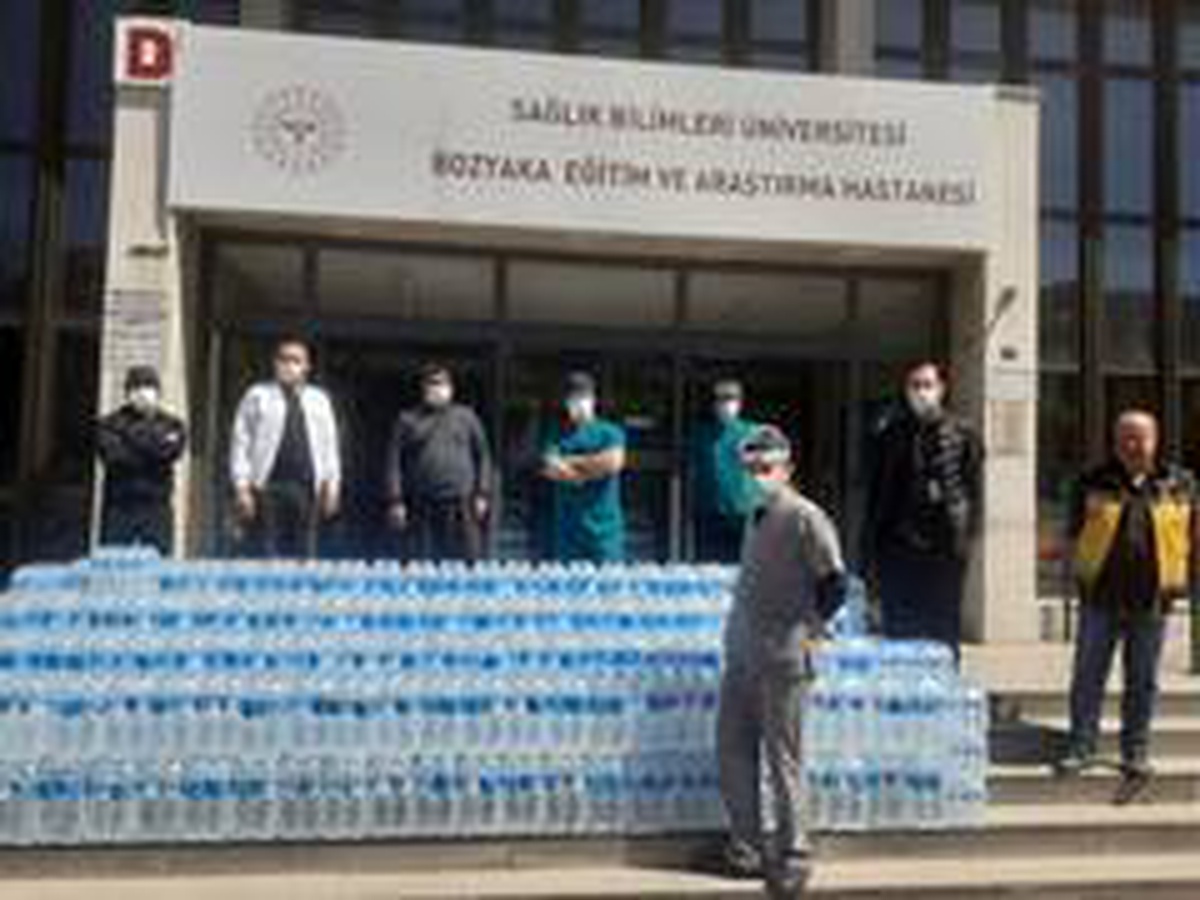 Kur\'an\'a Hizmet Derneğinden sağlık çalışanlarına su desteği