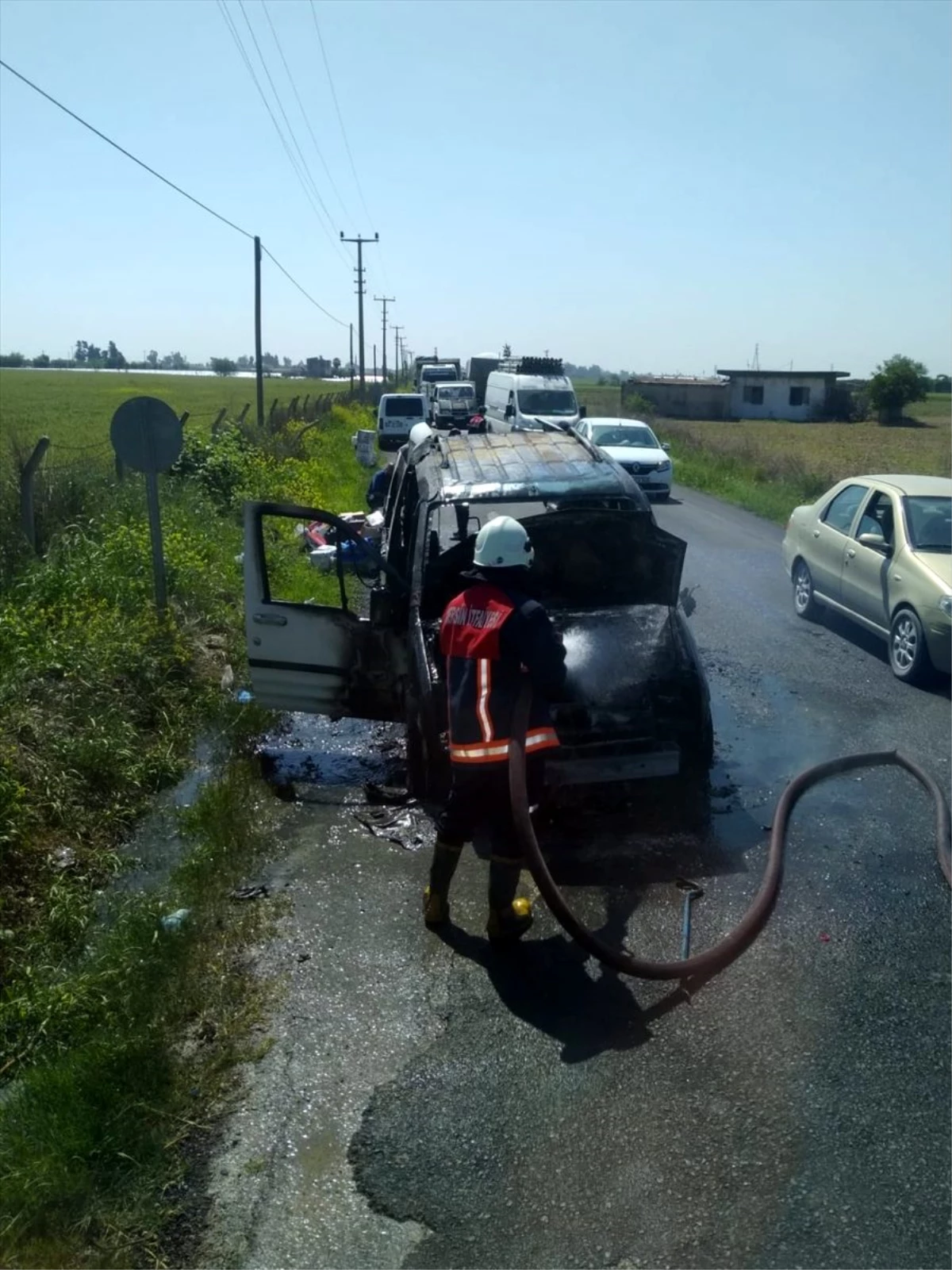 Mersin\'de seyir halindeki hafif ticari araç yandı