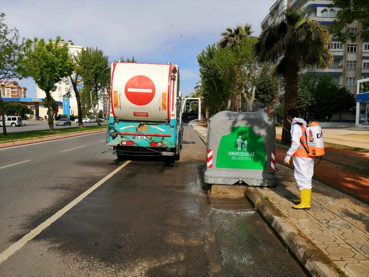 Onikişubat Belediyesi, çöp konteynerlerini dezenfekte ediyor
