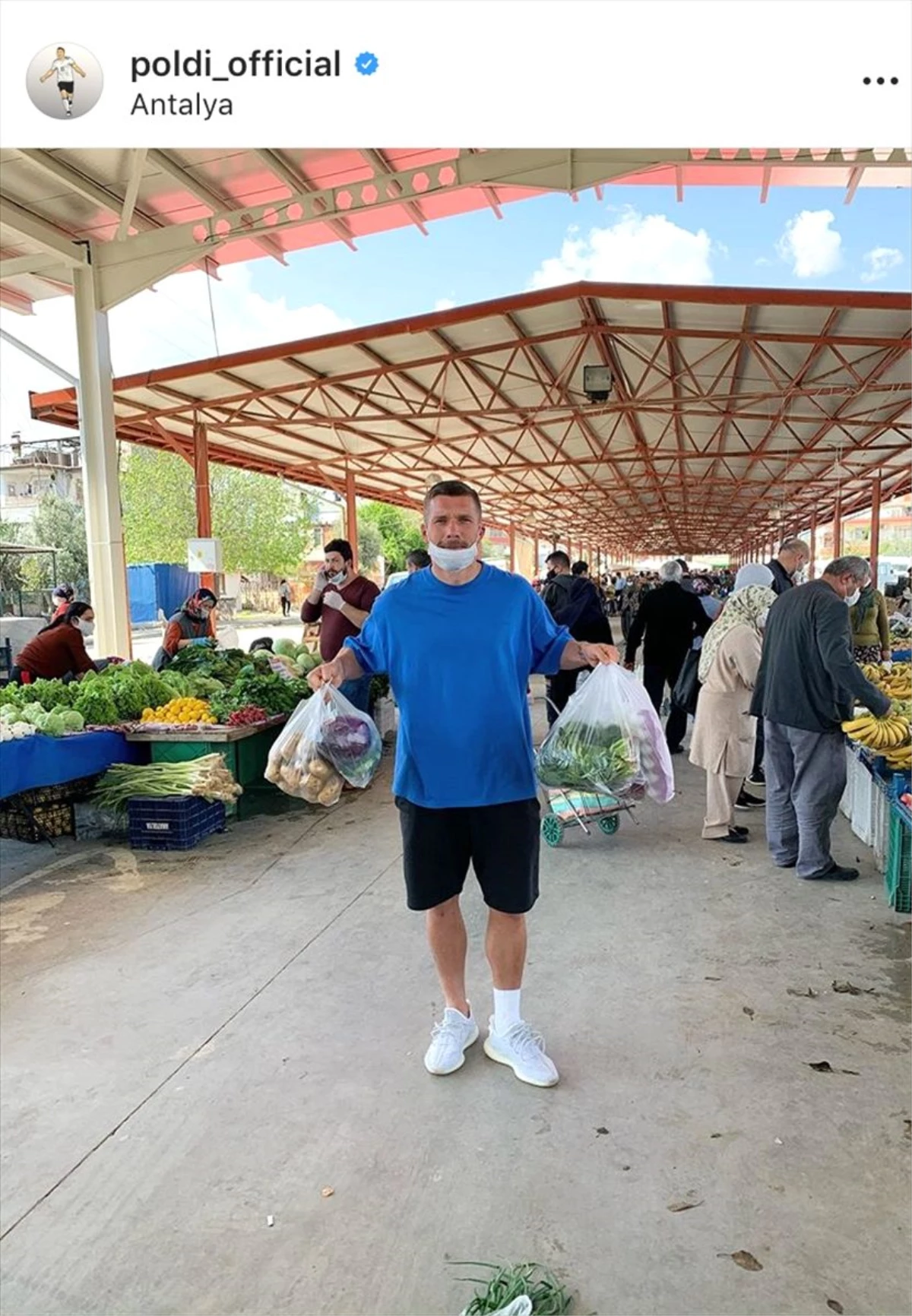 Podolski, Müslüm Gürses dinliyor, oklavayla yufka açıyor