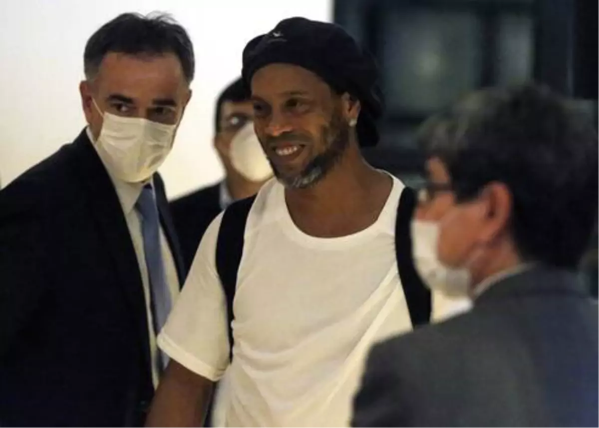 Ronaldinho, ev hapsi cezasını çektiği otelden futbol oynamak için oda istedi