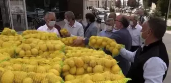 Sağlık çalışanlarına limon dağıtıldı