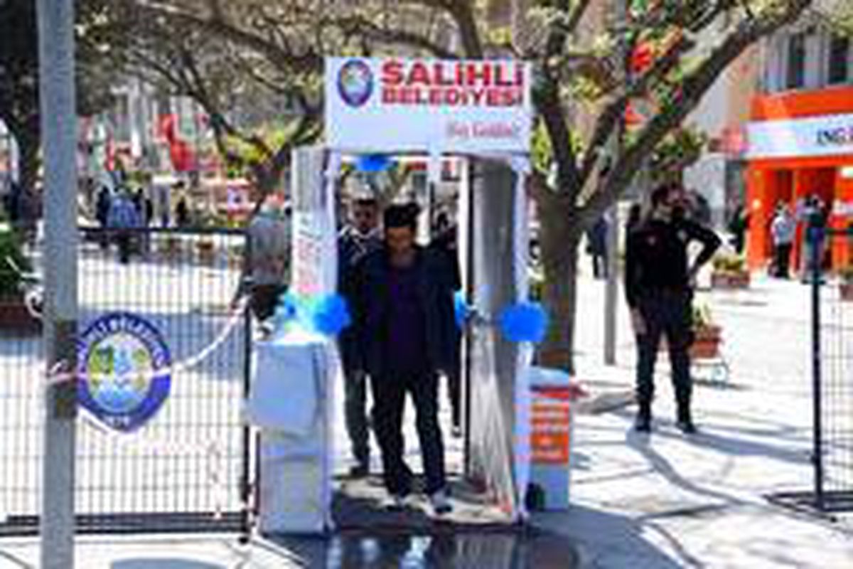 Salihli\'de korona virüse karşı dezenfekte parkuru