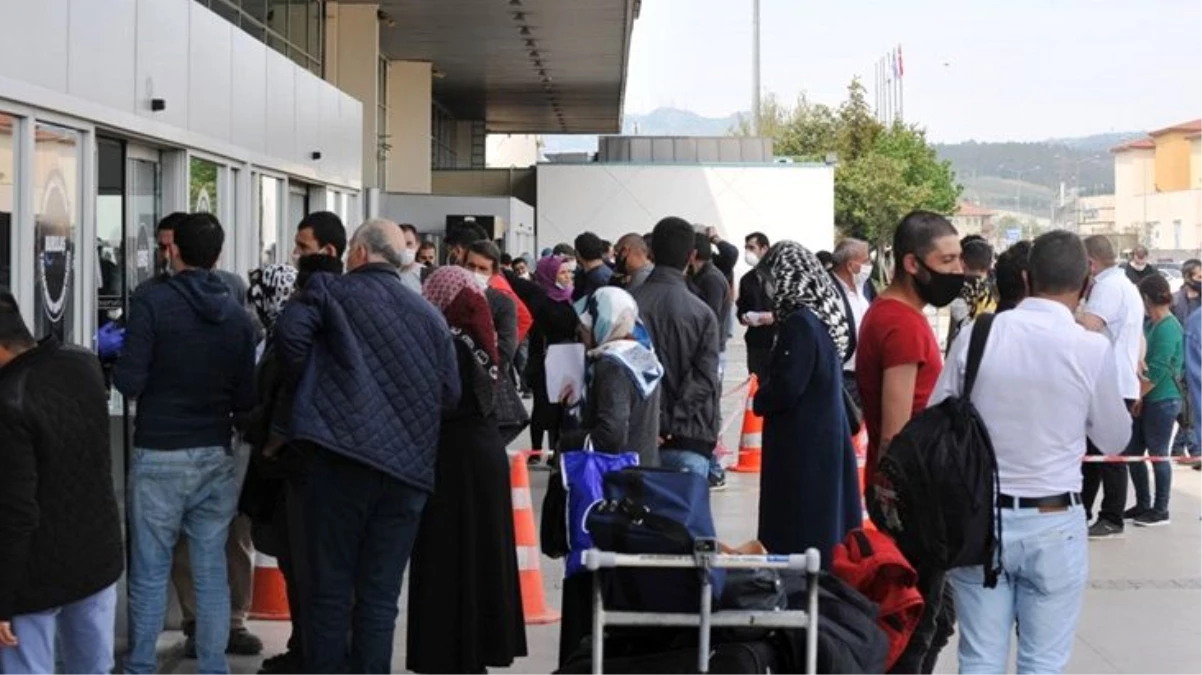 Seyahat izin belgesi alma sırasında sosyal mesafe hiçe sayıldı, maske unutuldu