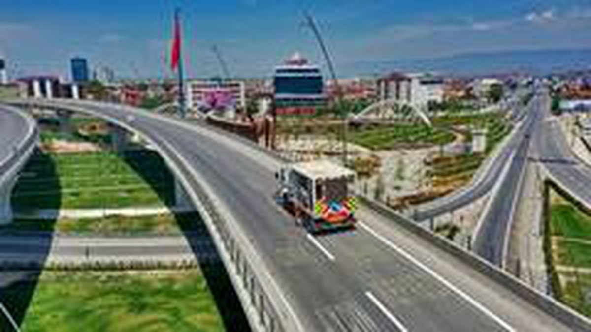 Sokağa çıkma kısıtlamasında yol çizgileri yenilendi