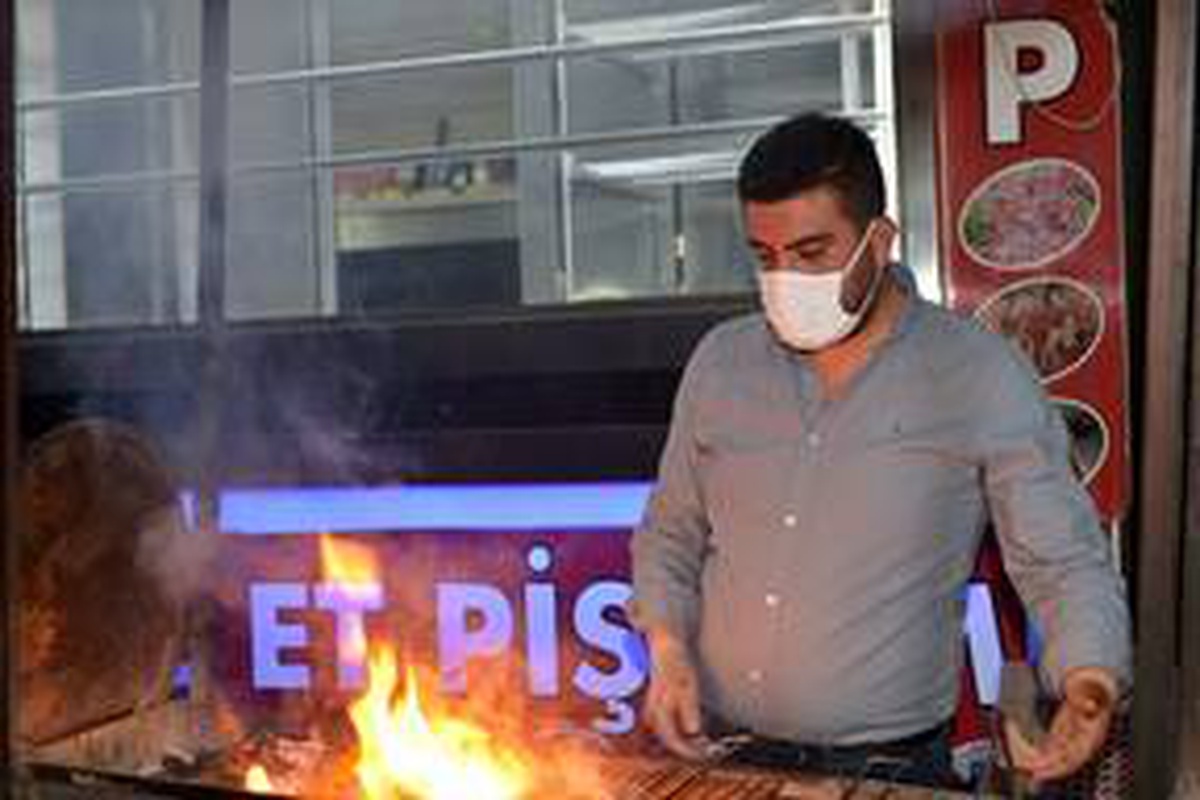 Sokağa çıkma kısıtlamasının ardından mangal yaktı