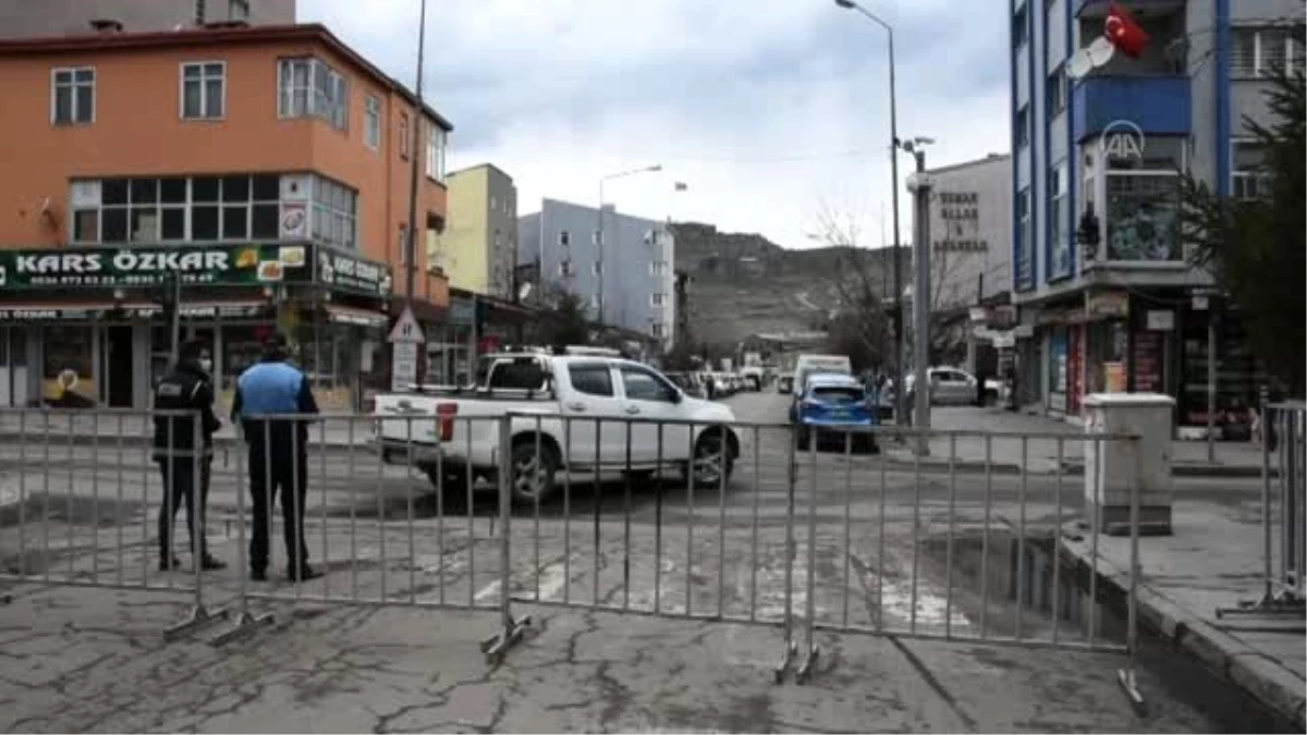 Trafiğe kapatılan bazı caddeler Kovid-19\'a karşı yıkanarak dezenfekte edildi