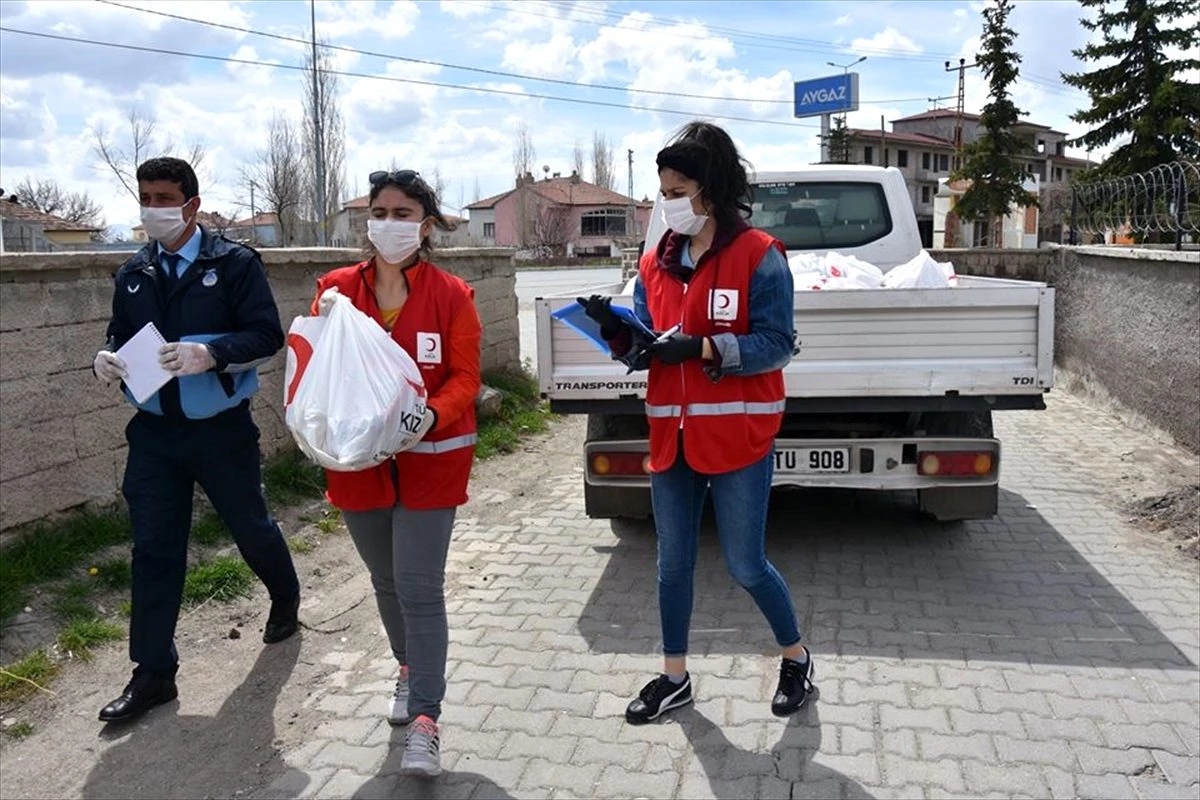 Türk Kızılay Kayseri Şubesi\'nden Tomarza\'da ihtiyaç sahiplerine yardım kolisi