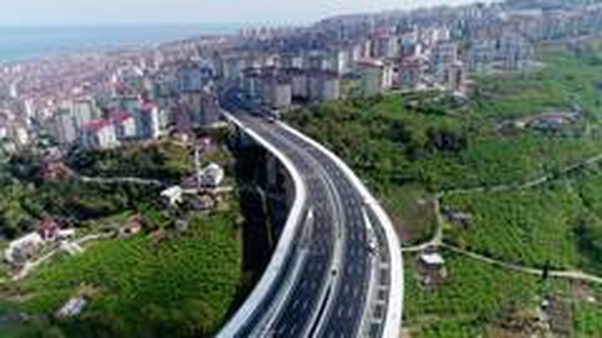 Türkiye\'nin en maliyetli şehir içi yollarından Kanuni Bulvarı\'nın inşaatının yüzde 50\'si tamamlandı