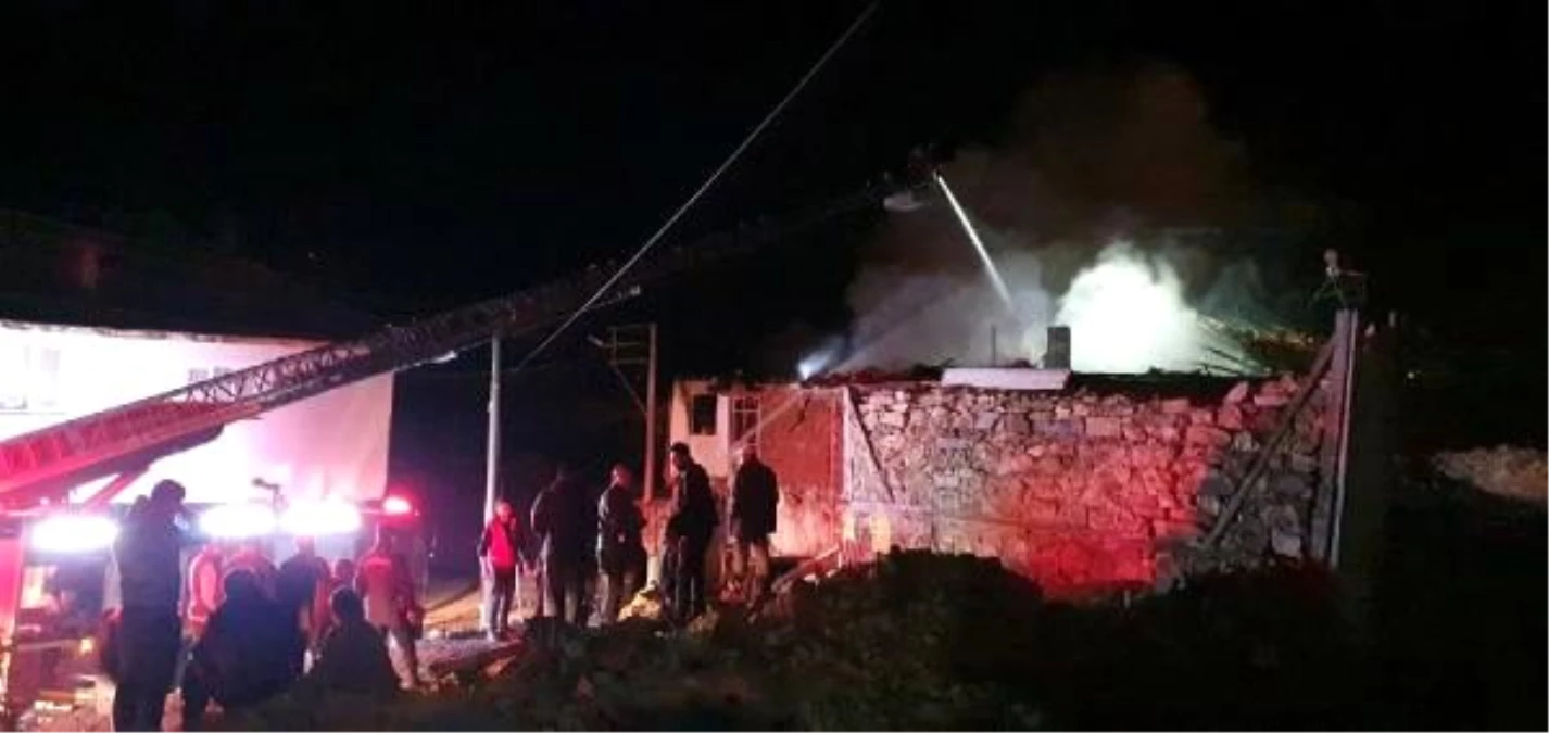 Uşak\'ta 2 kardeşin bitişik evleri yandı
