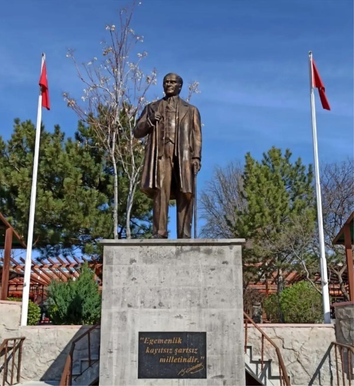 100. yılda kardeş kente Atatürk heykeli