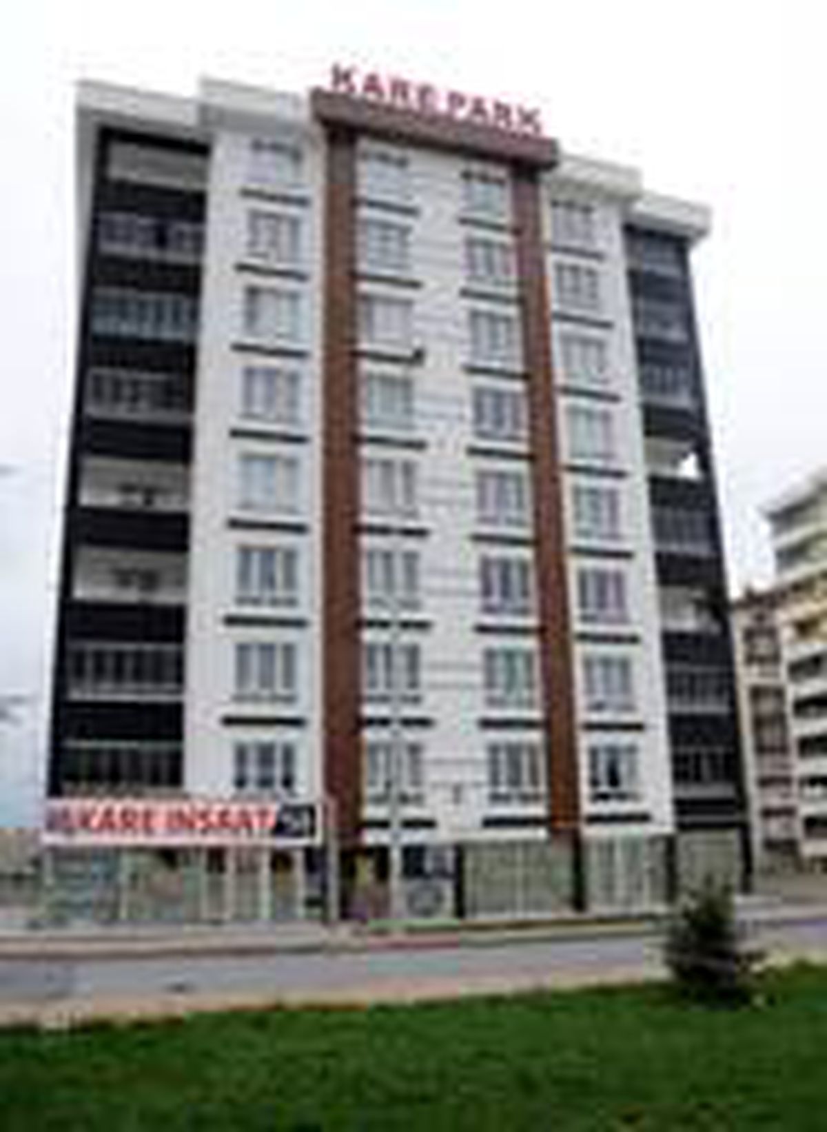 8 katlı apartmanda karantina bitti, çocuklar bahçede top oynadı