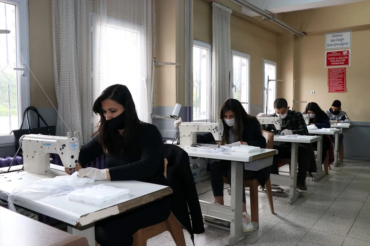 Adana\'da moda tasarım bölümü öğrencileri maske üretimine başladı