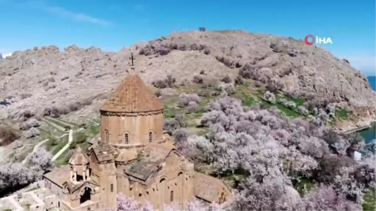 Akdamar Adası açan çiçeklerle beyaz gelinliğini giydi