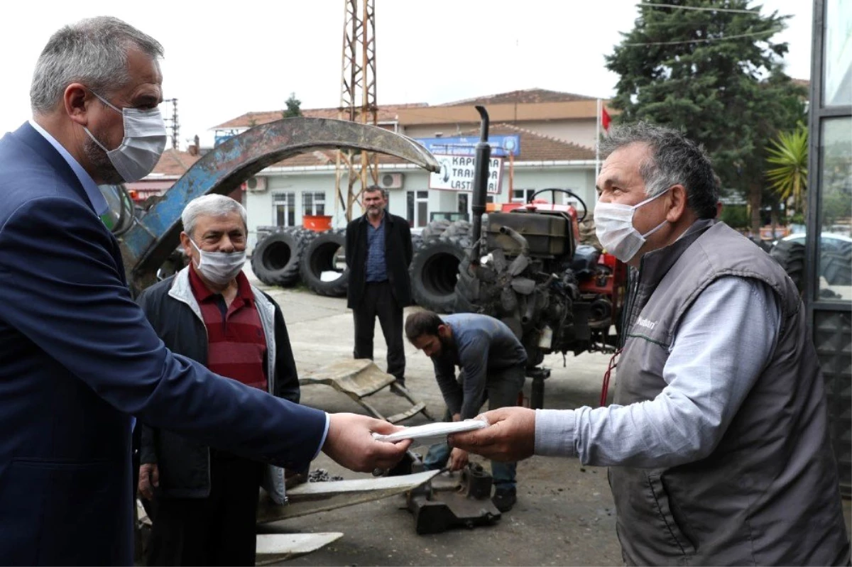 Başkan Hamit Kılıç sanayi sitelerinde ve sebze halinde maske dağıttı