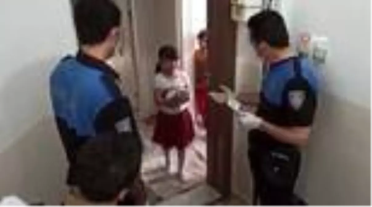 "Bayrak" şiirini okuyarak kumbarasını bağışladı