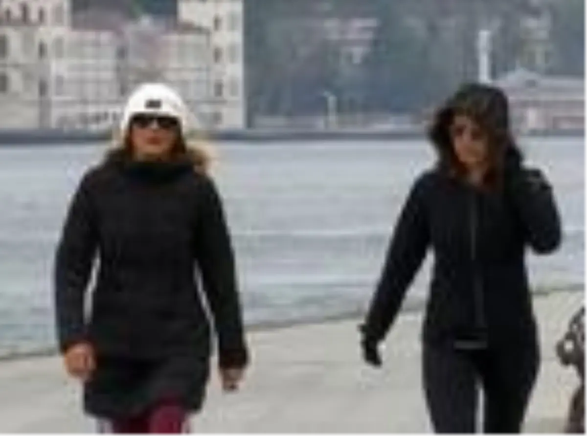 Sahil şeritlerindeki yasağa rağmen Bebek Sahili\'nde yürüyenler kameralara takıldı