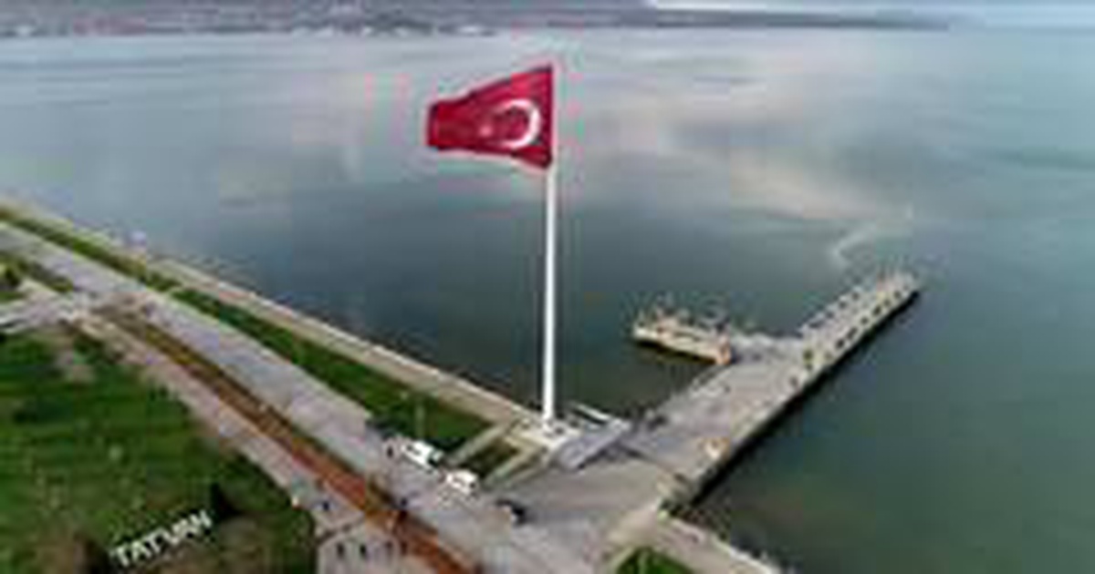 Bölgenin en büyük Türk bayrağı Tatvan\'da dalgalanmaya başlandı
