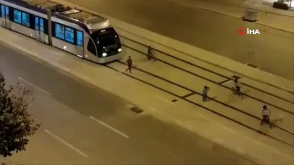 Çocukların tramvayla ölüm oyunu kamerada