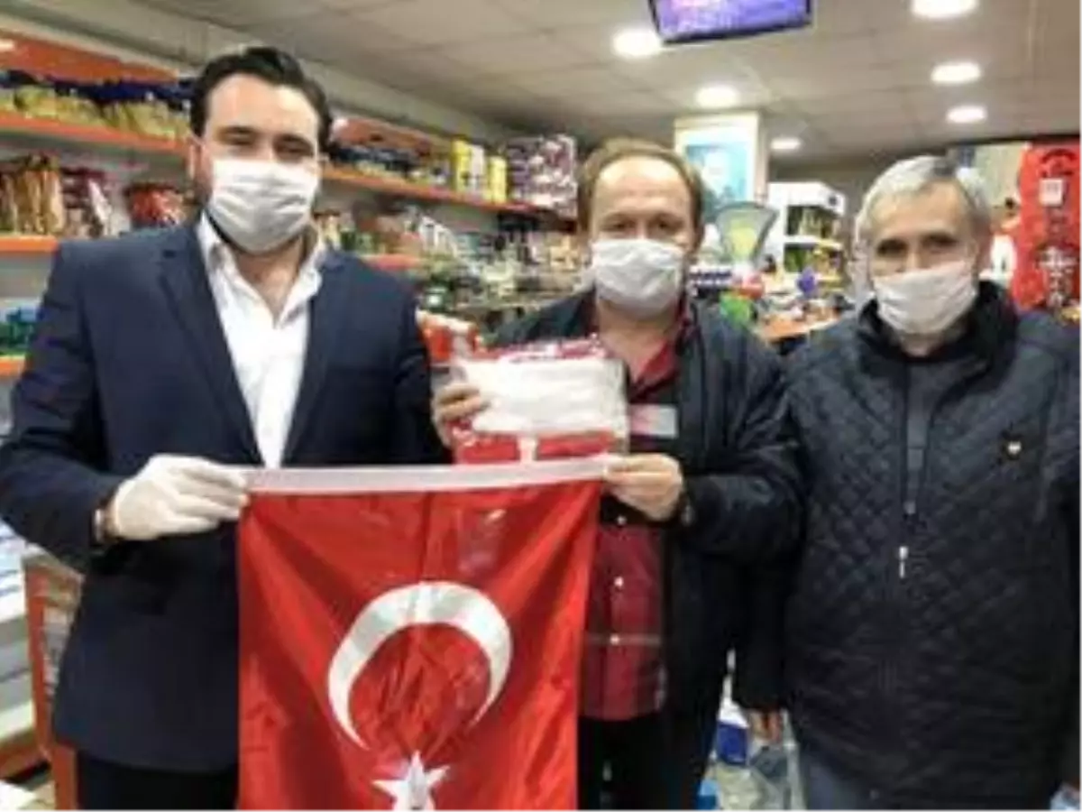 Çorlu Bakkallar Odası esnafa bayrak ve maske dağıttı