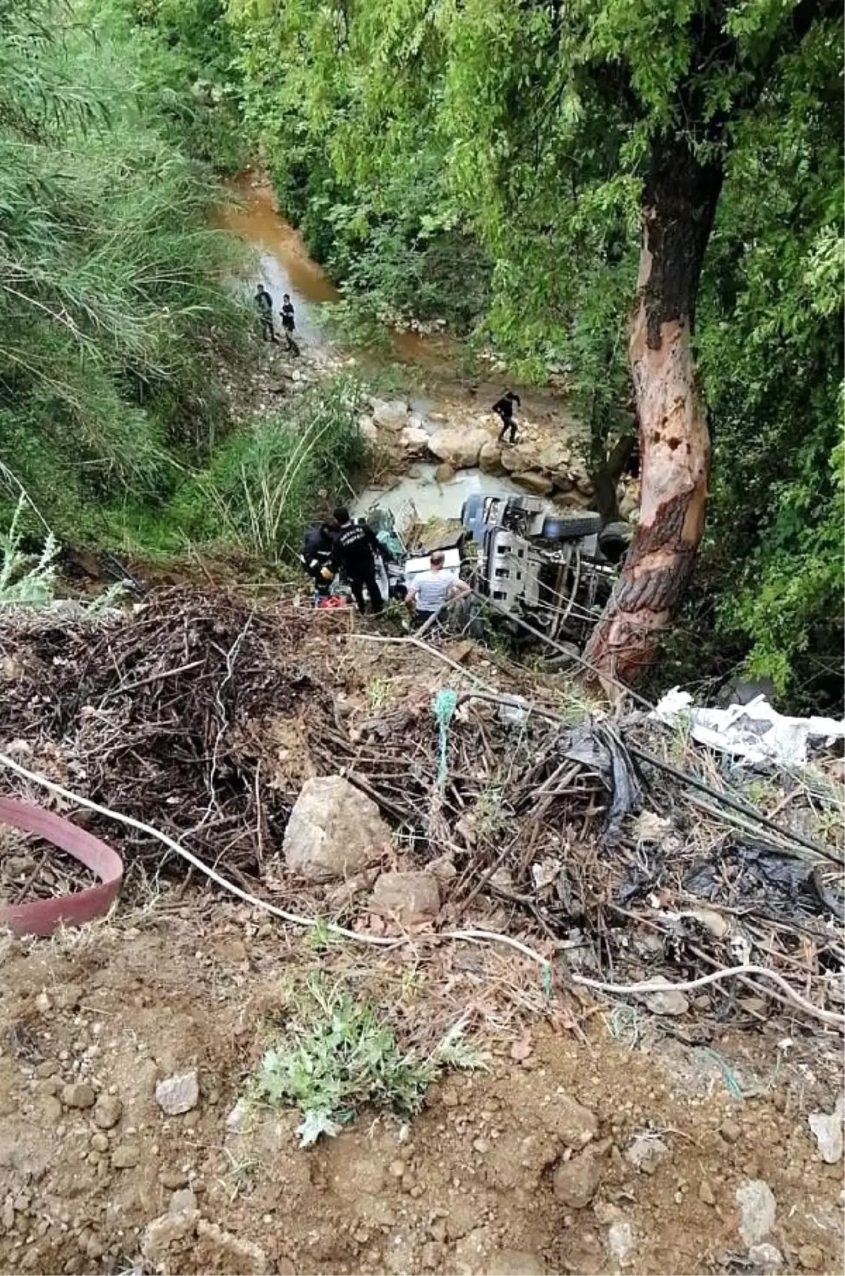 Dere yatağına uçan beton mikserinin sürücüsü öldü