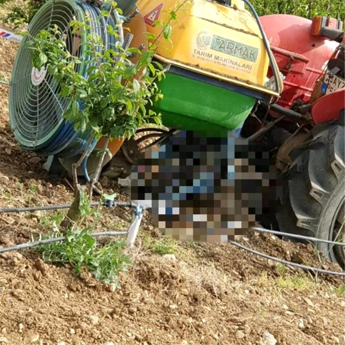 Devrilen traktörün altına kalan çiftçi, öldü