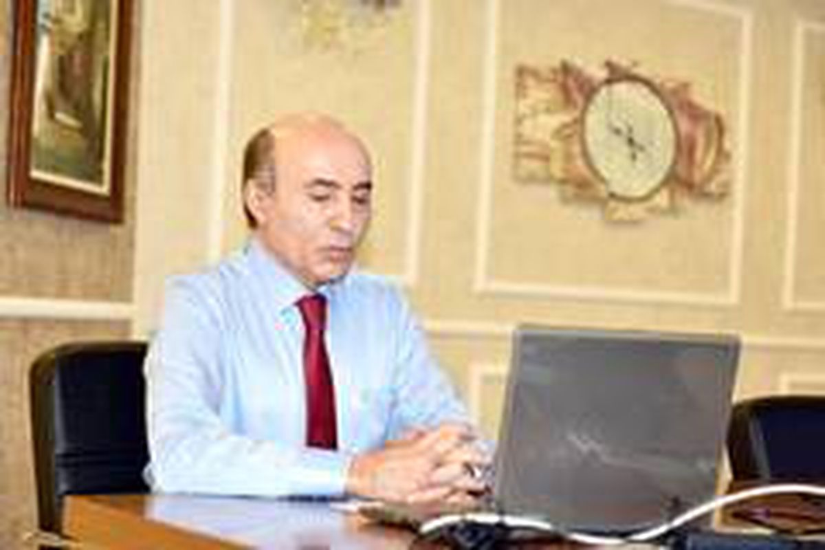 DÜ Rektörü Gül online olarak öğrencilerle sohbet etti