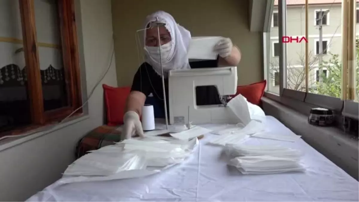 DÜZCE Evinde maske dikip, mahalle halkına dağıtıyor