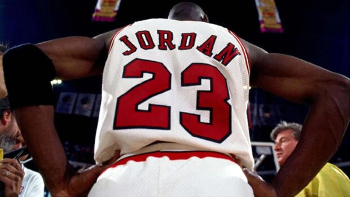 Efsane basketbolcu Michael Jordan\'ın formasına servet ödediler