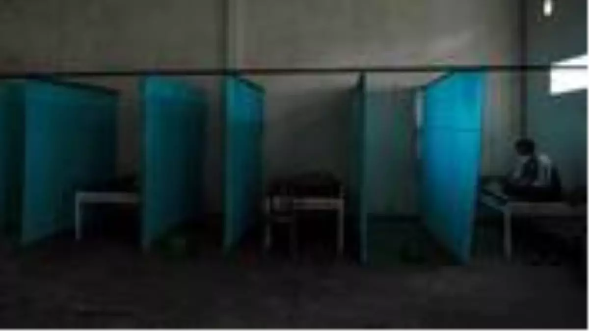 Endonezya\'da koronavirüs karantinasından kaçanlar "perili evlere" kilitleniyor