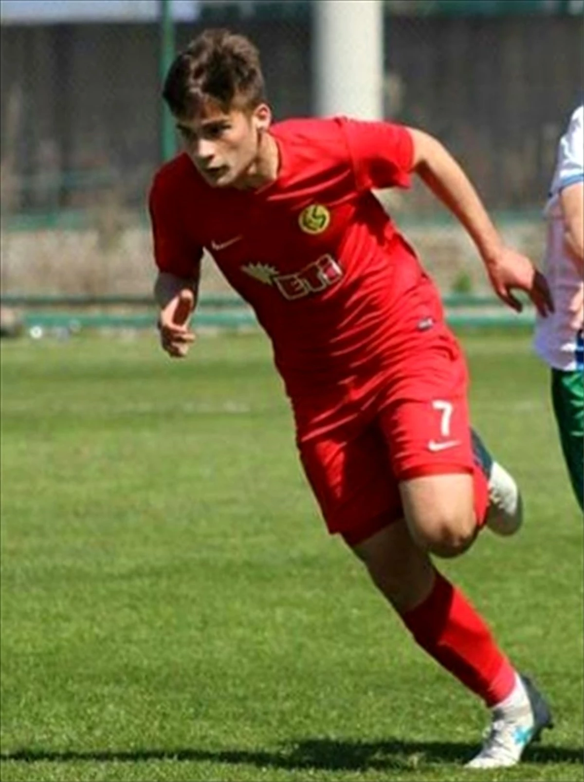 Eskişehirspor\'un genç futbolcusu trafik kazasında hayatını kaybetti
