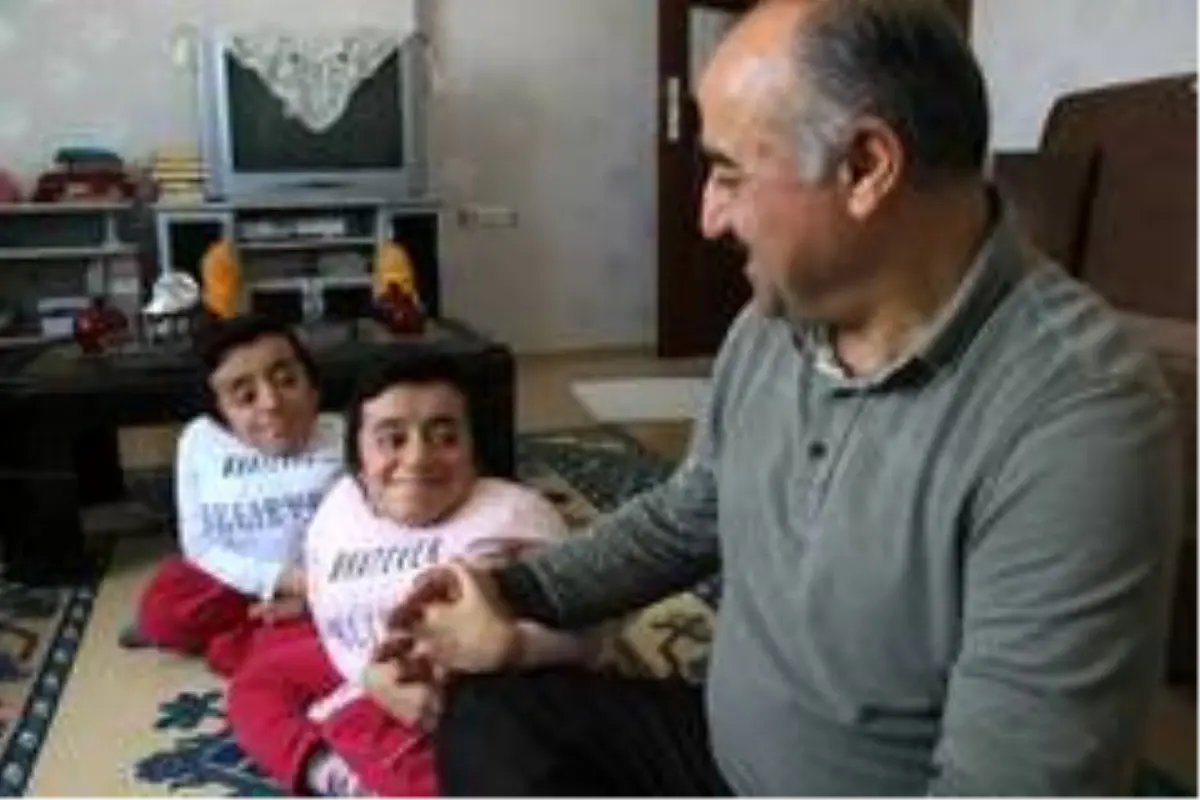 Evlerinin neşe kaynağı, Cam kemik hastası ikizler 15 yaşına girdi