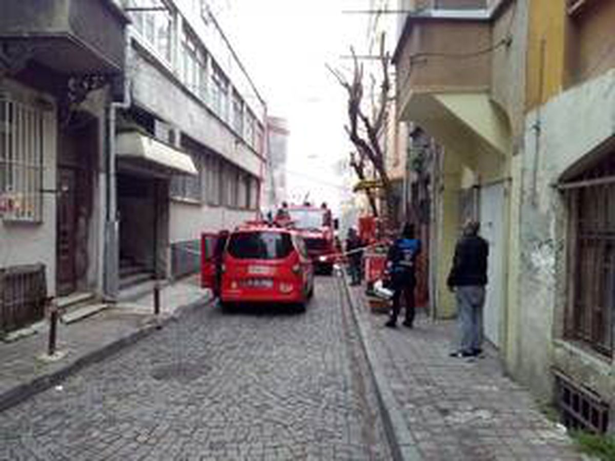 Fatih\'te çıkan yangın sonucu 4 katlı metruk bina yıkıldı
