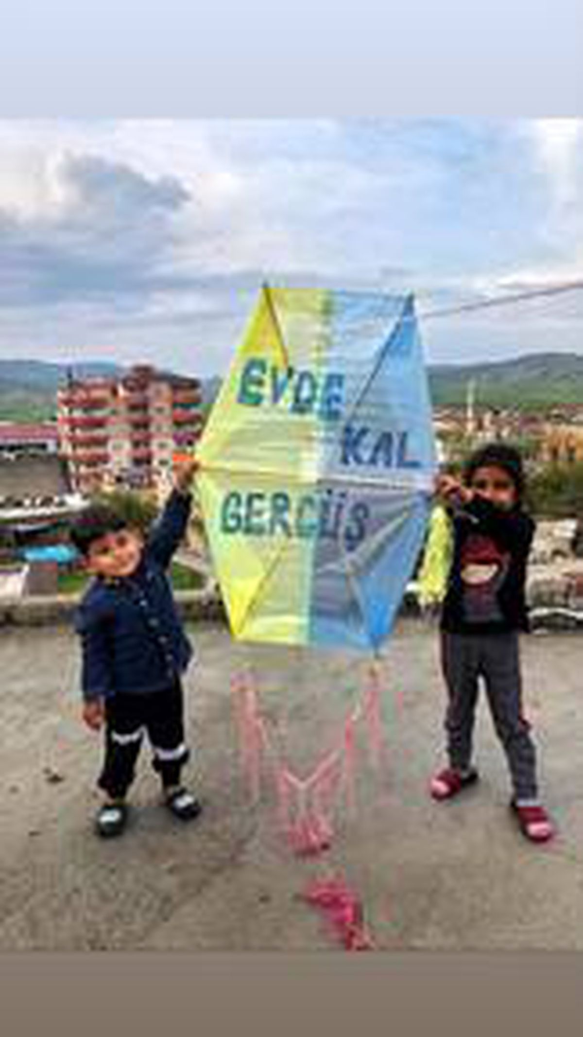Gercüş\'te çocuklar evlerinden uçurtma uçurdu