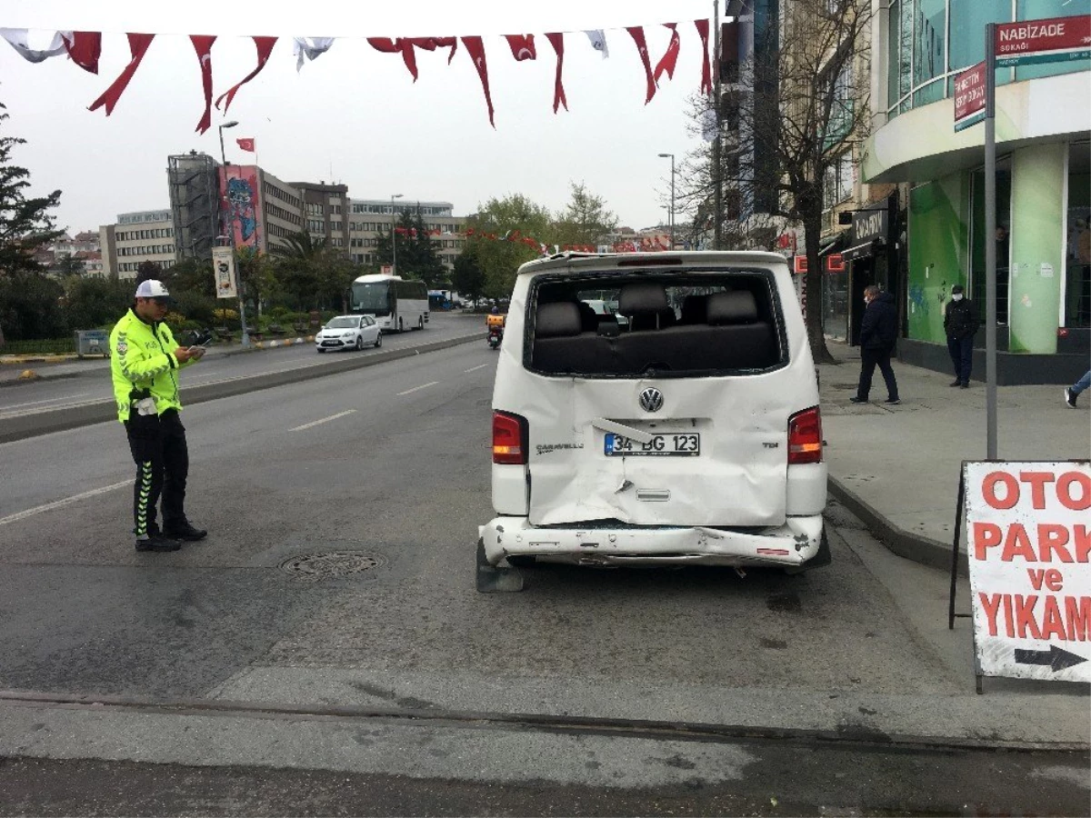 Kadıköy\'de İETT otobüsü minibüse çarptı: 1 yaralı