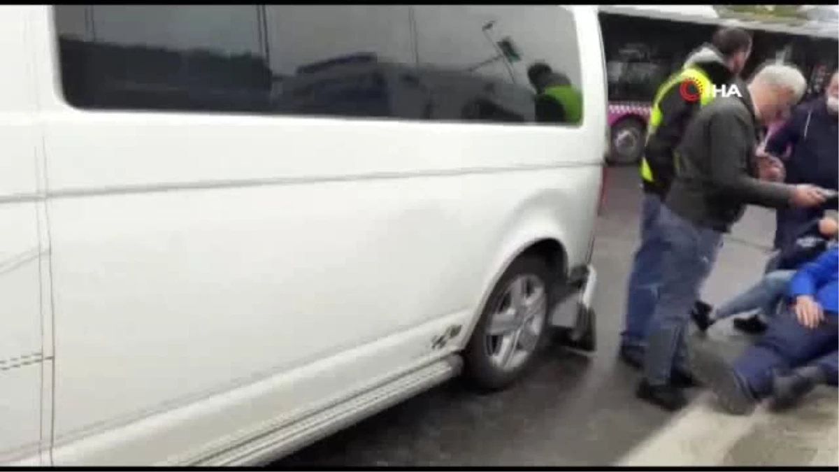 Kadıköy\'de İETT otobüsü minibüse çarptı: 1 yaralı