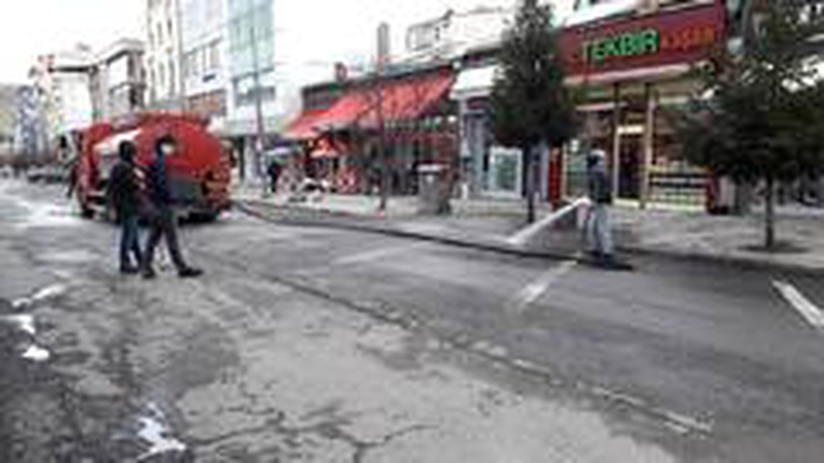 Kars\'ta belediye cadde ve sokakları korona virüse karşı yıkıyor