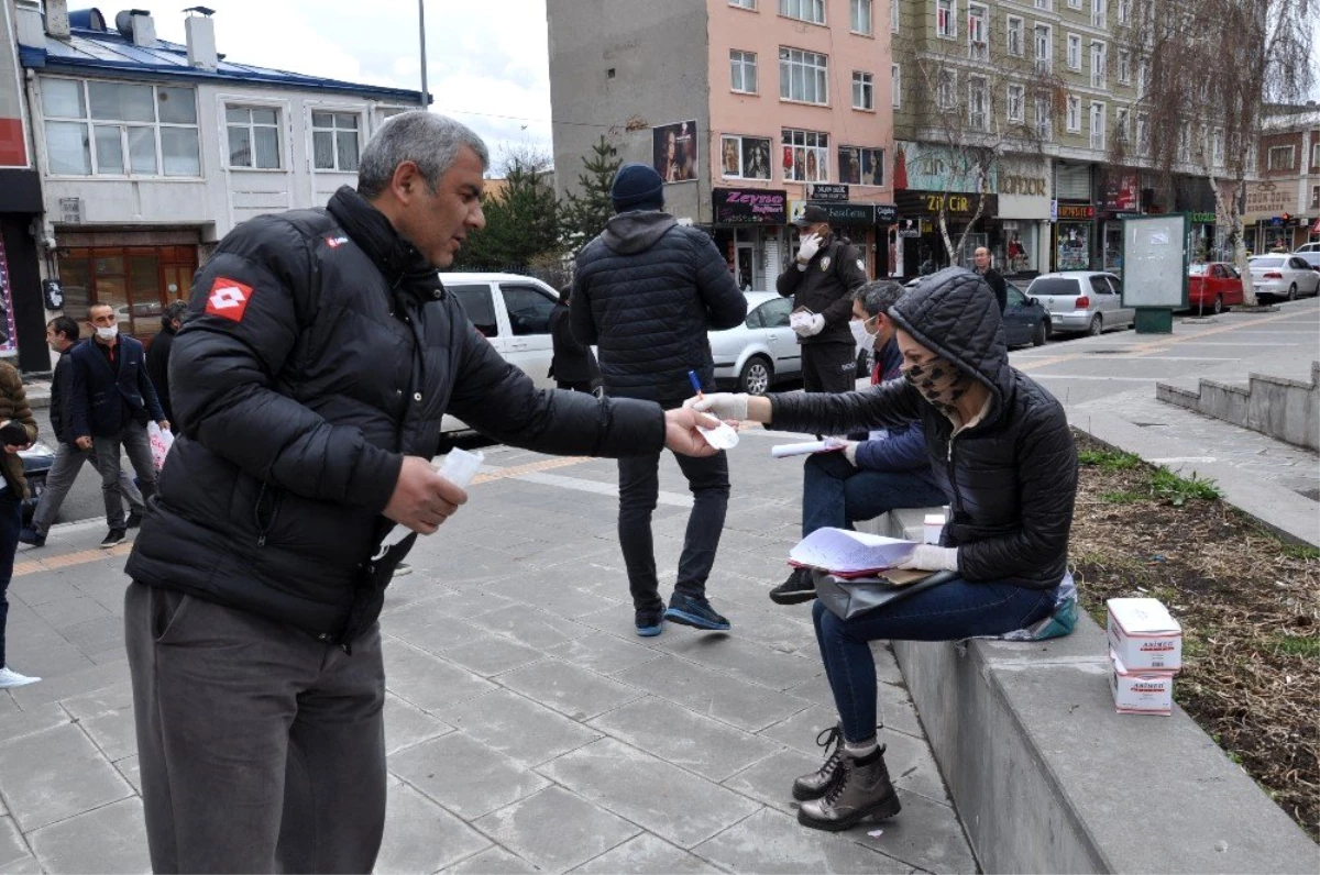 Kars\'ta ücretsiz maske dağıtımı devam ediyor