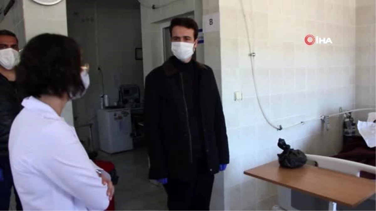 Kaymakam Açıkgöz, diyaliz hastalarını ziyaret ederek maske dağıttı