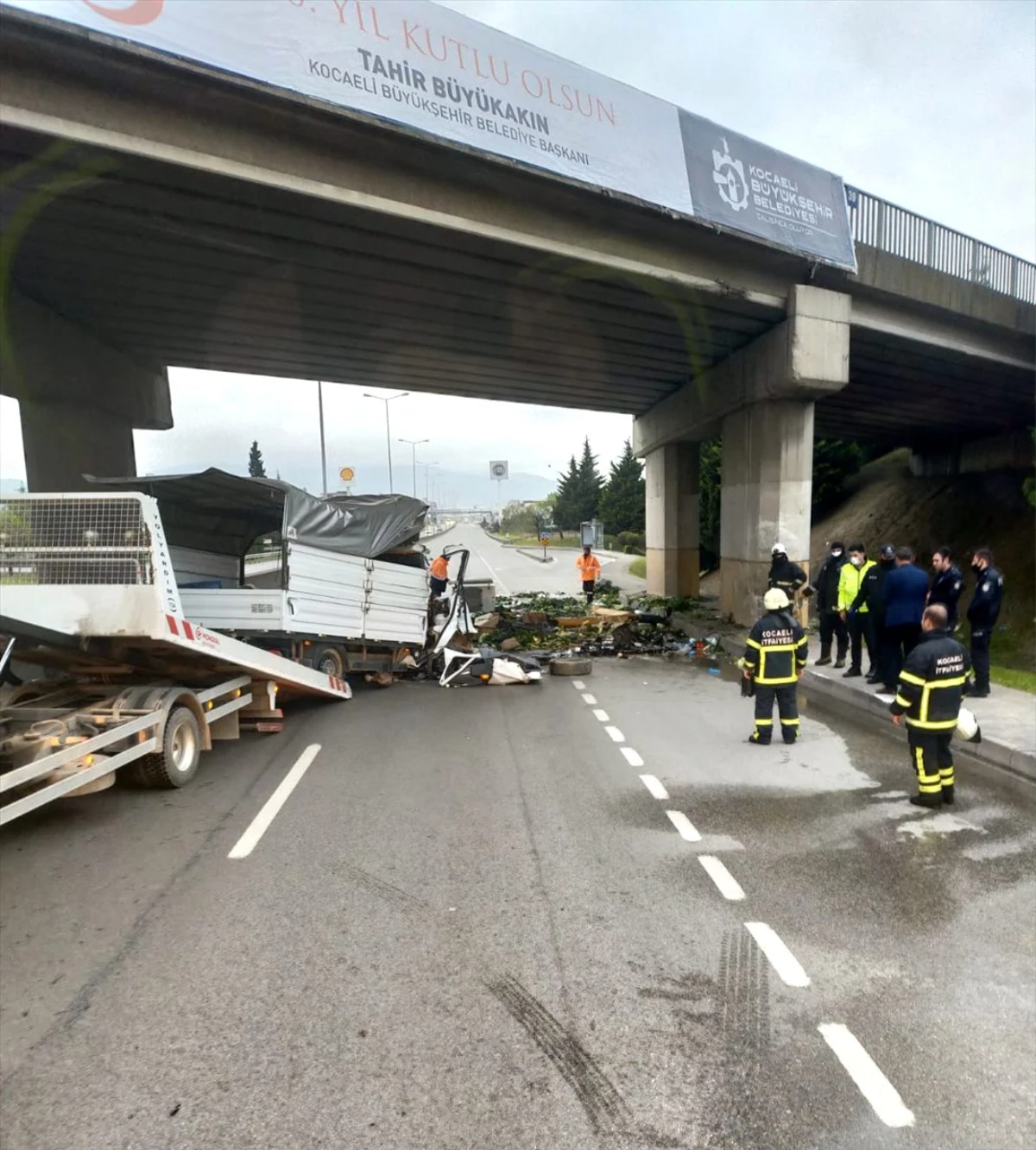 Kocaeli\'de refüje çarpan kamyonetteki çift öldü, oğulları yaralandı