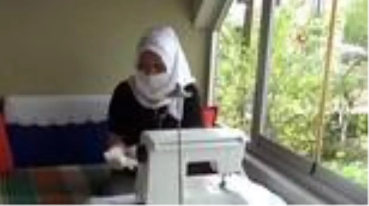 Korona virüs nedeniyle dışarı çıkmayan kadın evde kendi maskesini dikiyor