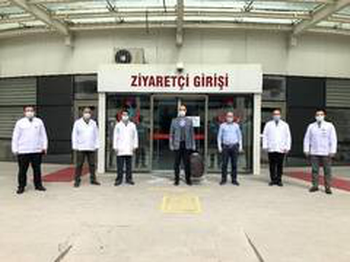 Korona virüsü yenen 3 kişi daha alkışlarla taburcu edildi