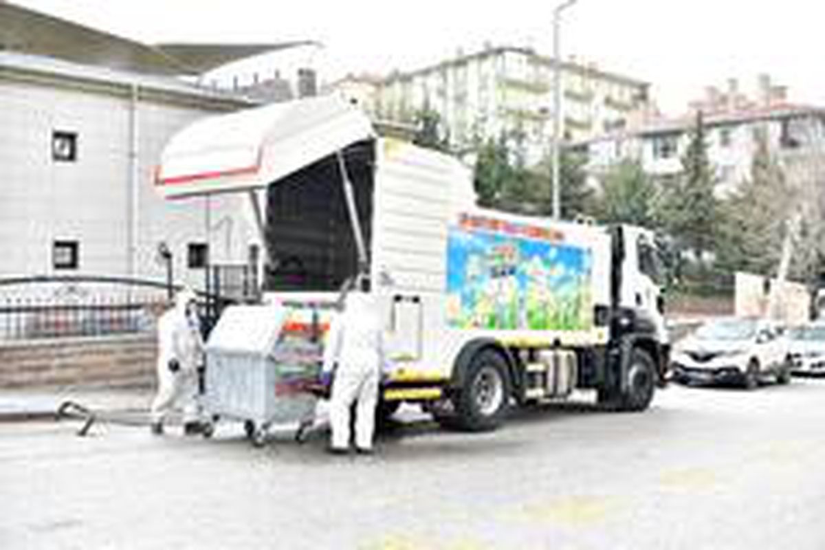 Mamak\'ta çöp konteynırlarına dezenfektanlı özel temizlik