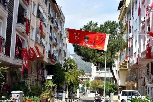 Marmaris’te evler 23 Nisan için bayraklarla süslendi Son Dakika